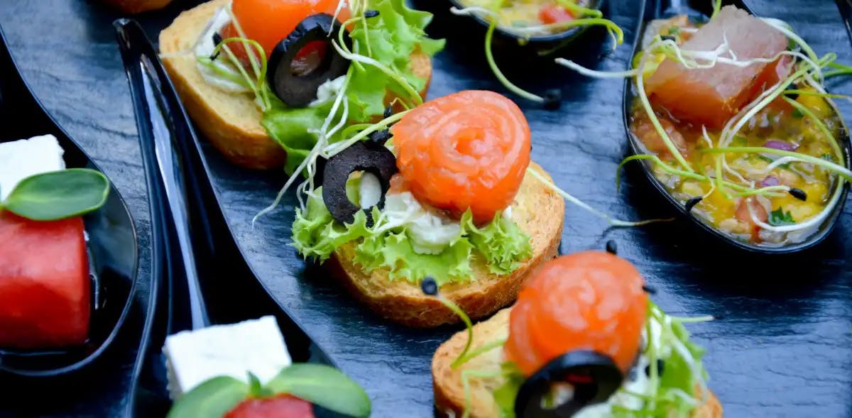 Explora la experiencia del catering a domicilio en Barcelona con Bakering: La solución ideal para eventos de empresa